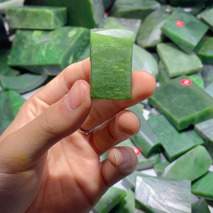 和田玉（碧玉）未镶嵌珠宝奇石