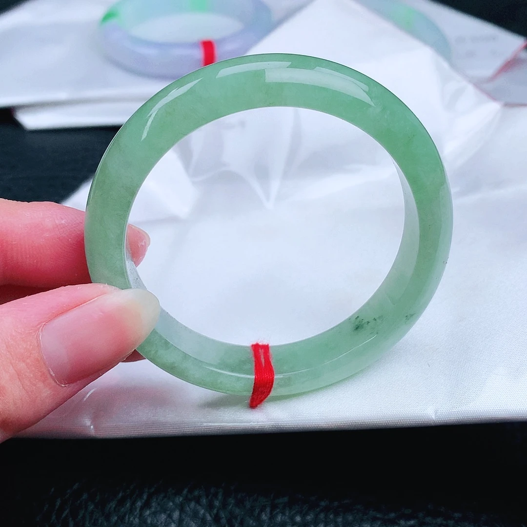 翡翠未镶嵌手镯。。