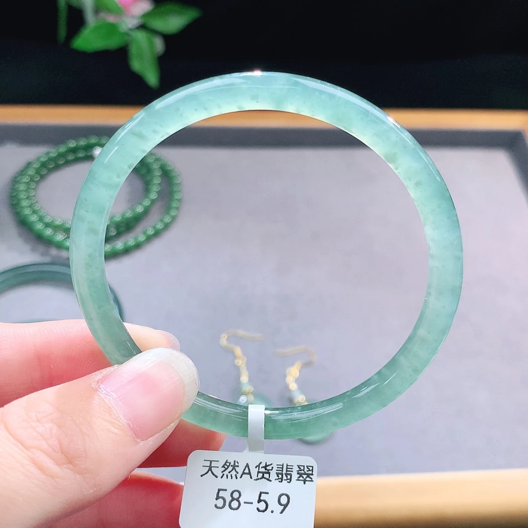 未镶嵌手镯（圆镯）翡翠