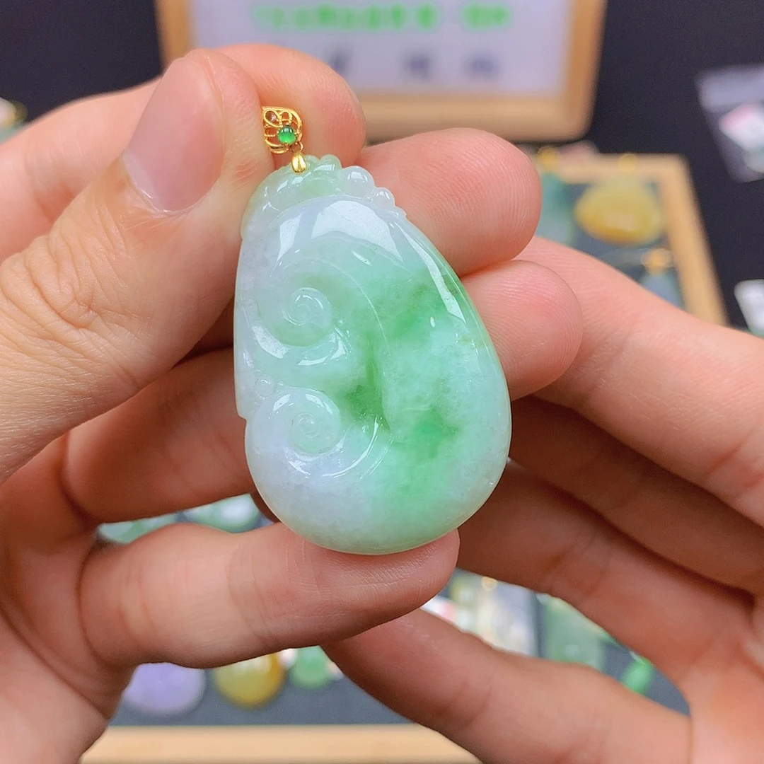 翡翠18K金镶嵌颈饰翡翠