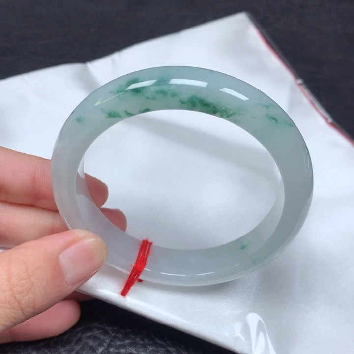 翡翠手镯未镶嵌。