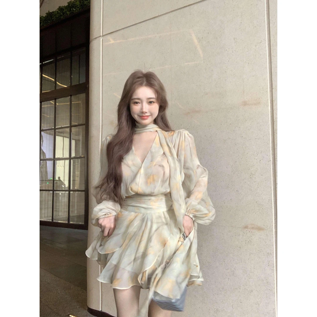 法式碎花v领长袖雪纺连衣裙女春季温柔风设计感别致收腰a字短裙子