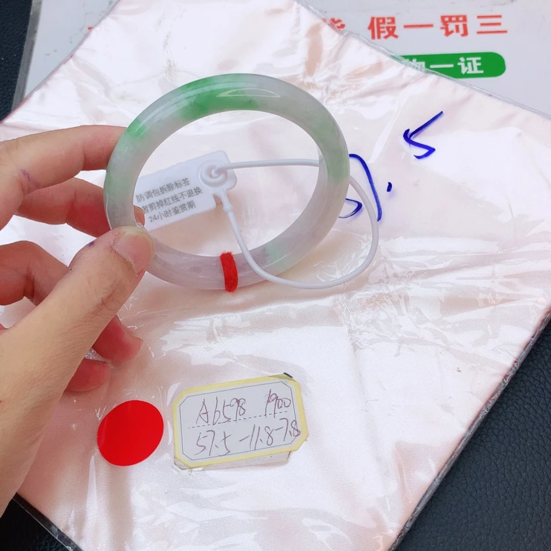 翡翠手镯未镶嵌翡翠