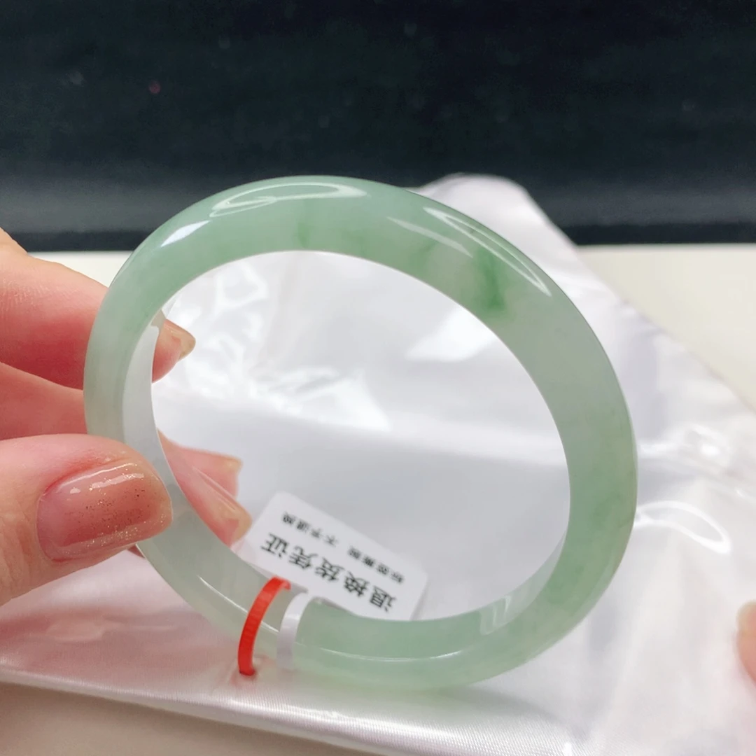 翡翠手镯未镶嵌小**?圈口52.1