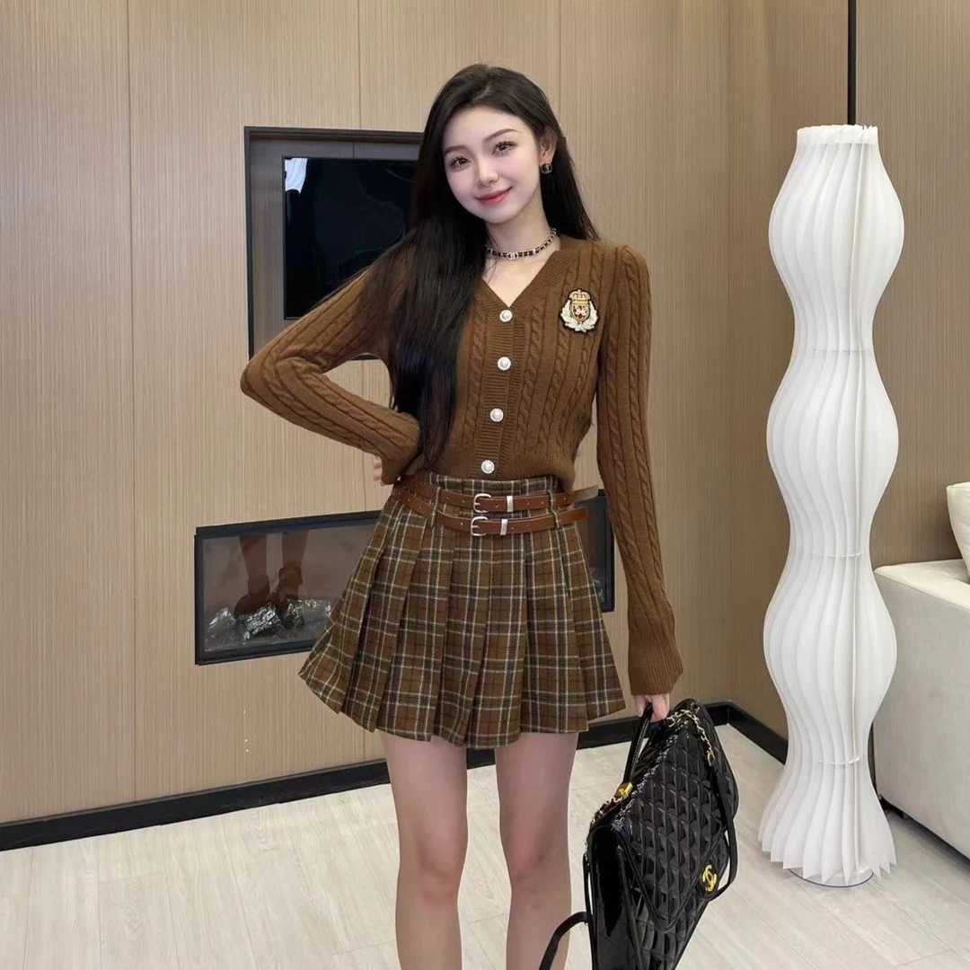 【时尚芭莎】秋冬减龄学院风刺绣V领单排扣长袖女针织衫保暖套装