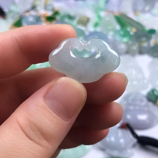 翡翠未镶嵌颈饰如意锁
