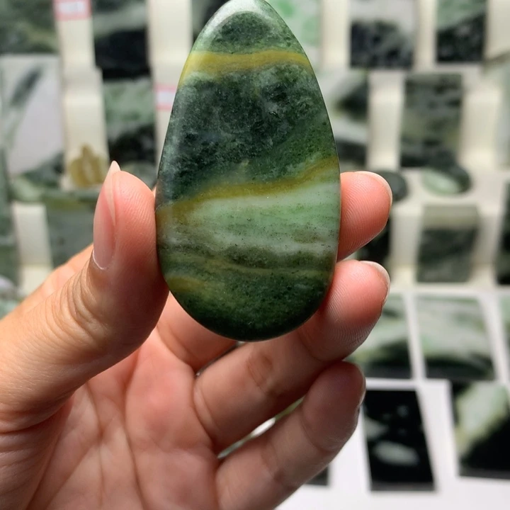 独山玉未镶嵌颈饰