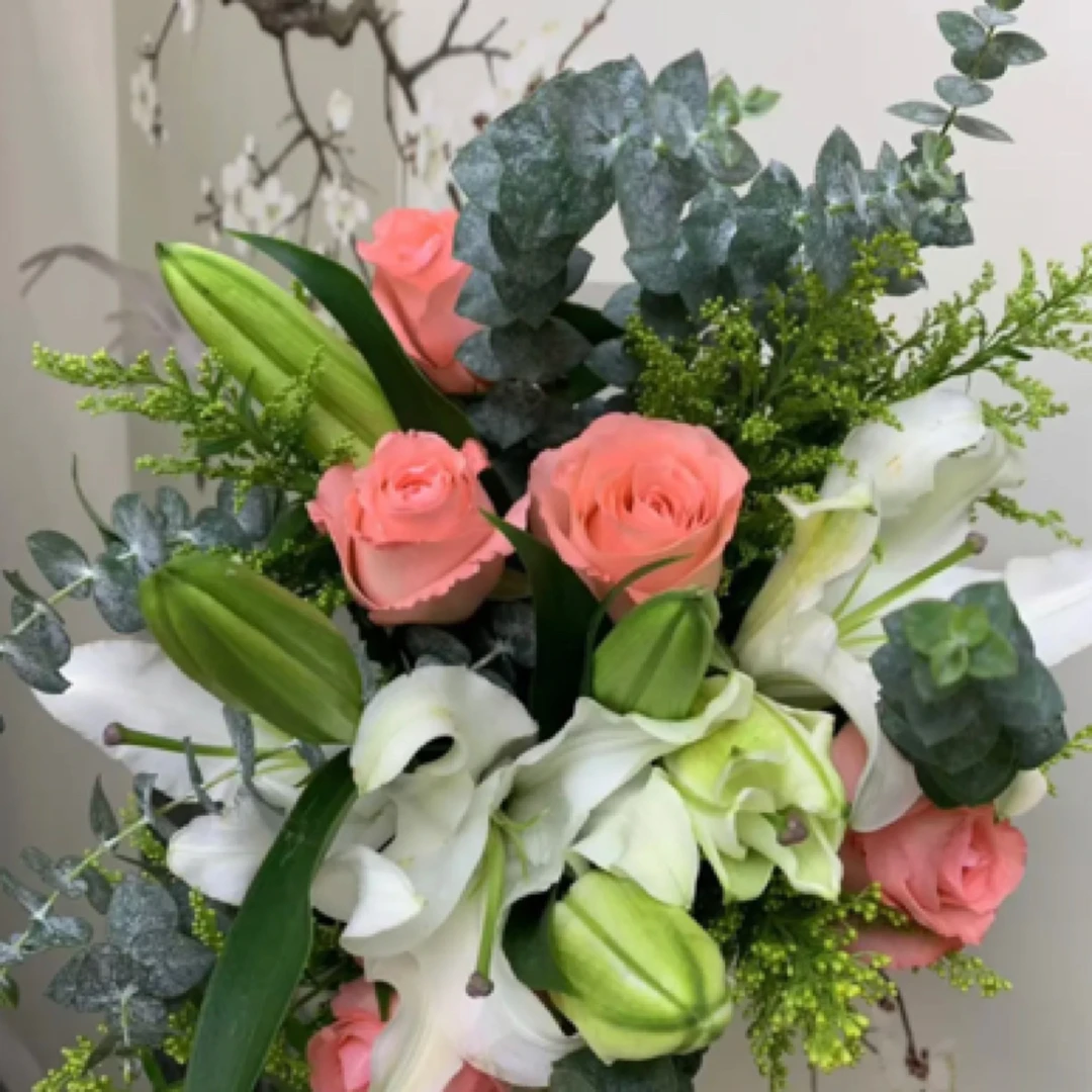 (貌美如花)5支戴安娜+2支白百合+黄莺+尤加利叶