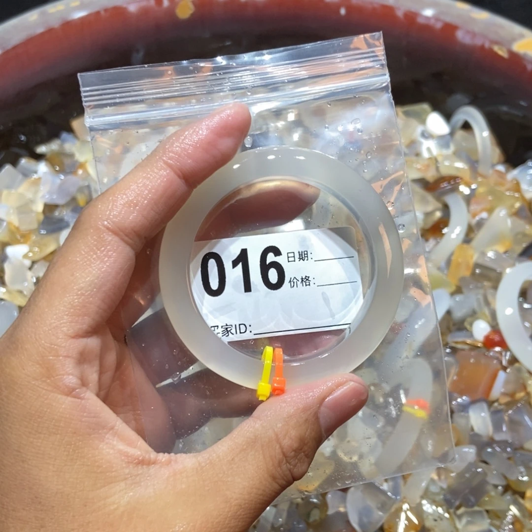 今***点玛瑙/玉髓未镶嵌手镯