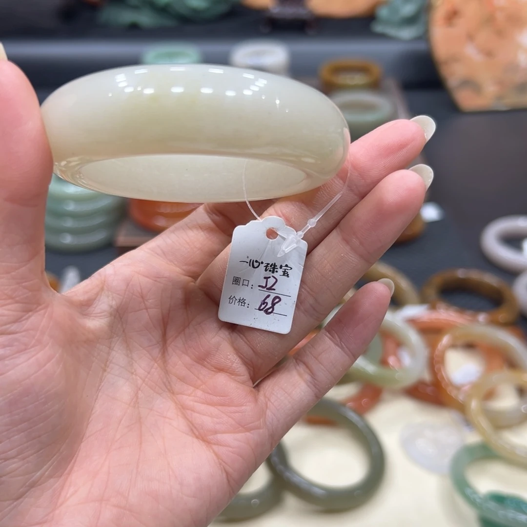 未镶嵌手镯石英质玉