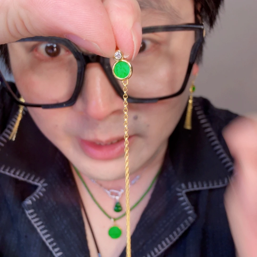 翡翠未镶嵌颈饰一件