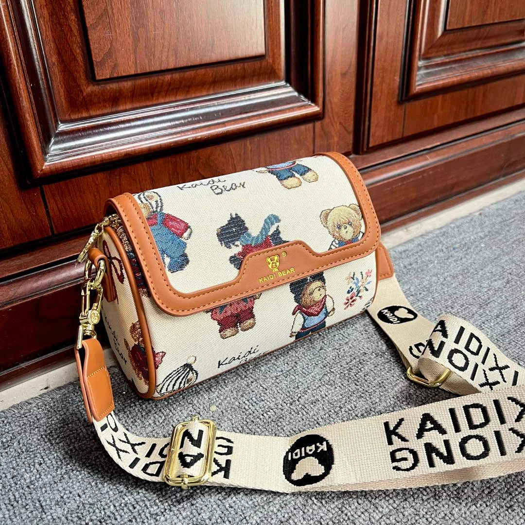 凯蒂小熊品牌包包2025新款刺绣翻盖邮差包K-156