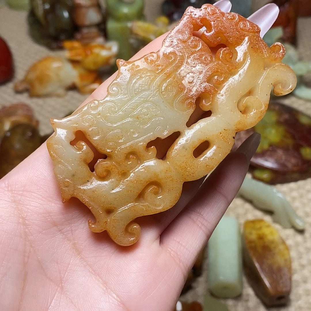 蛇纹石玉足铂镶嵌颈饰