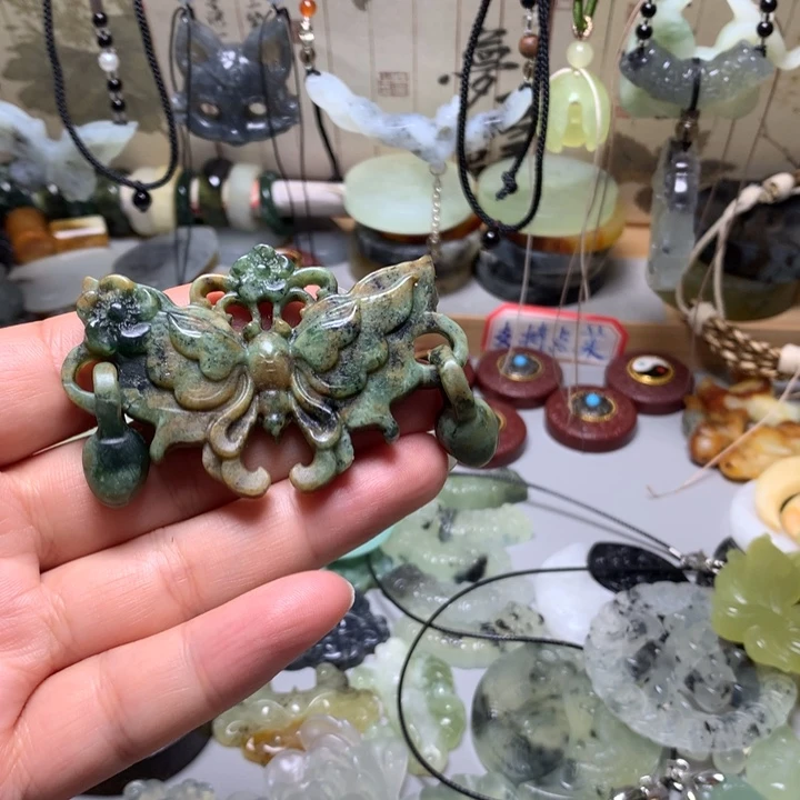 蛇纹石玉未镶嵌颈饰