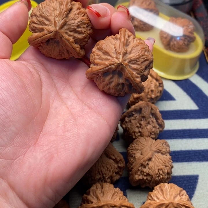 依***～把件文玩核桃宫灯奔