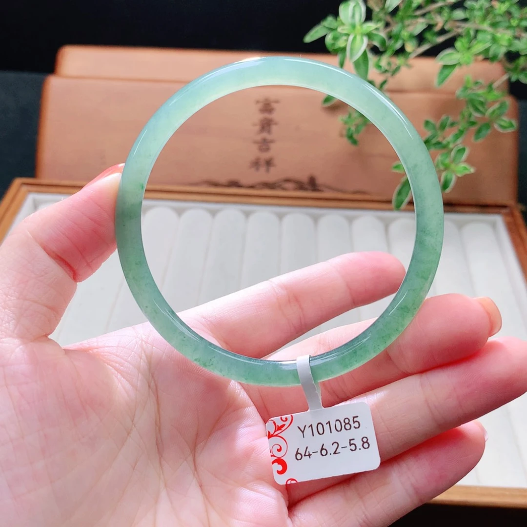 未镶嵌手镯（圆镯）翡翠