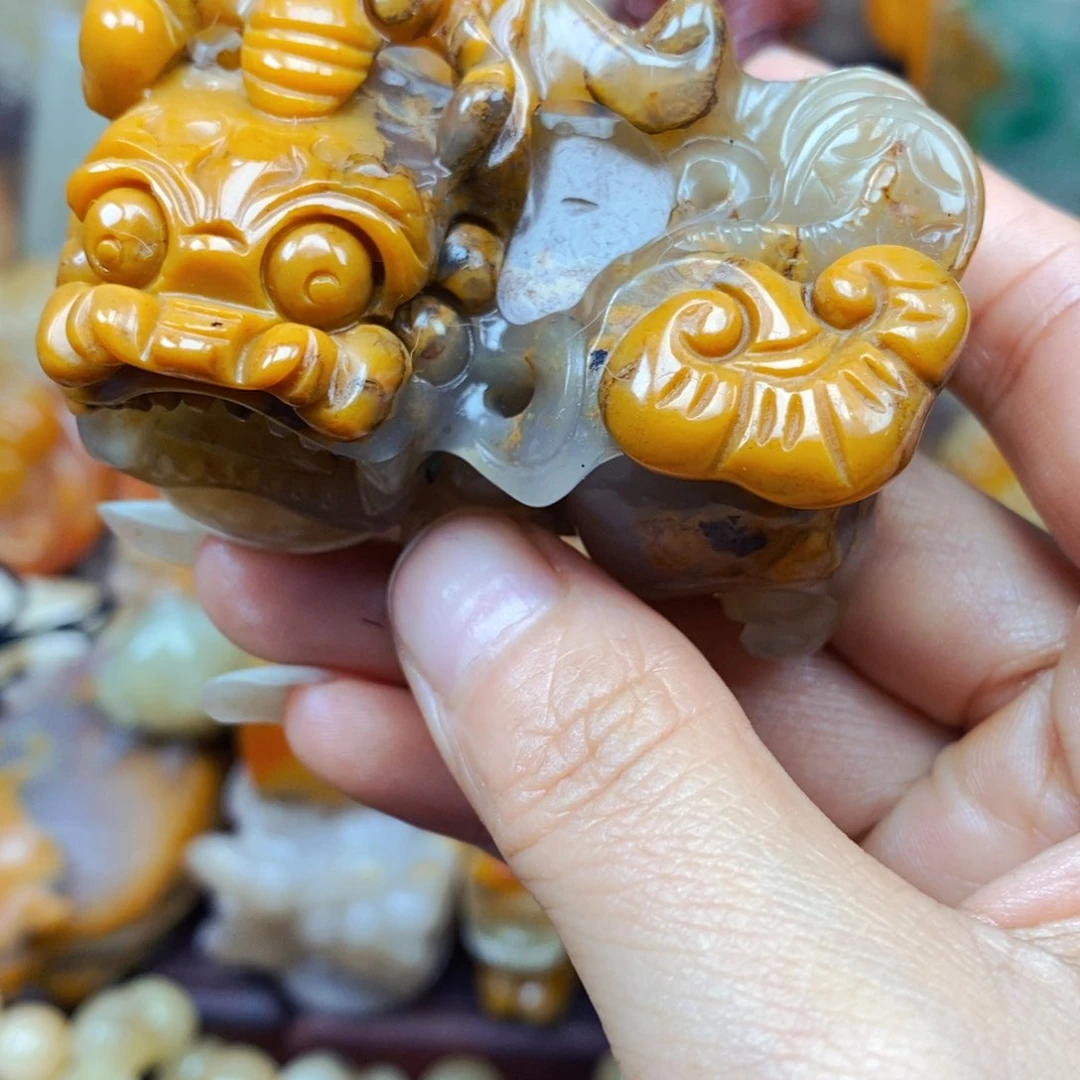 石英质玉（黄龙玉）未镶嵌颈饰
