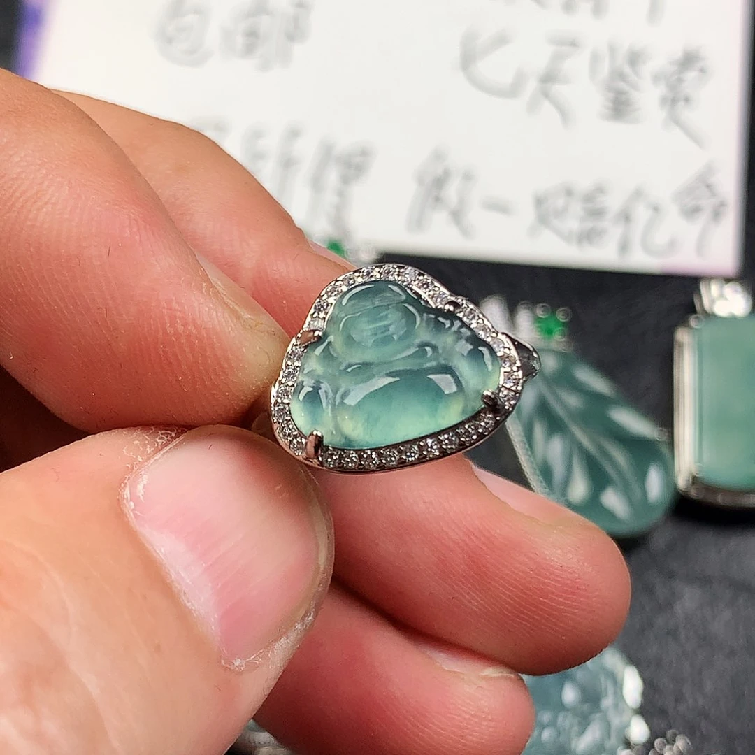 翡翠未镶嵌颈饰佛公戒指