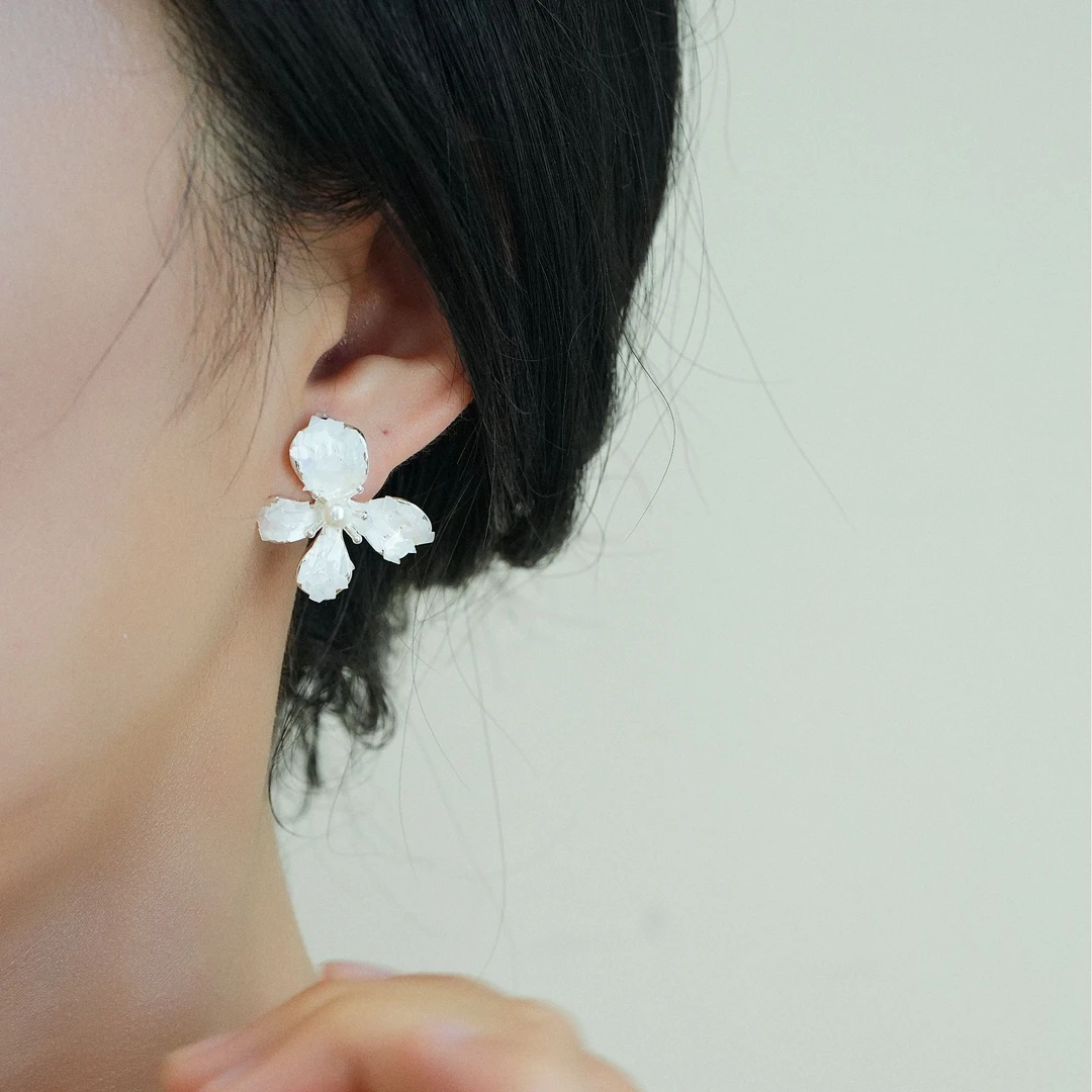 铜合金耳饰 白色鸢尾花耳环女夏天轻奢高级感气质设计感小众耳钉