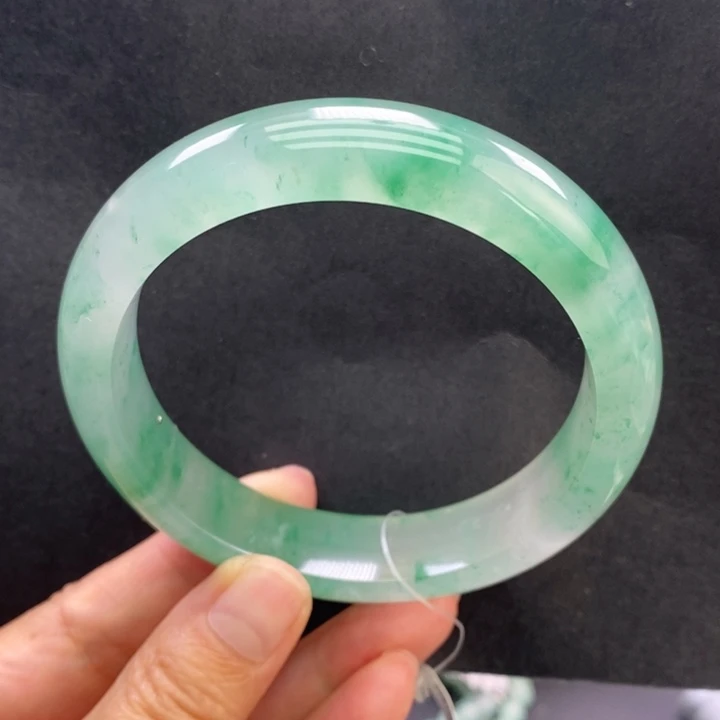 雪***舞石英质玉未镶嵌手镯