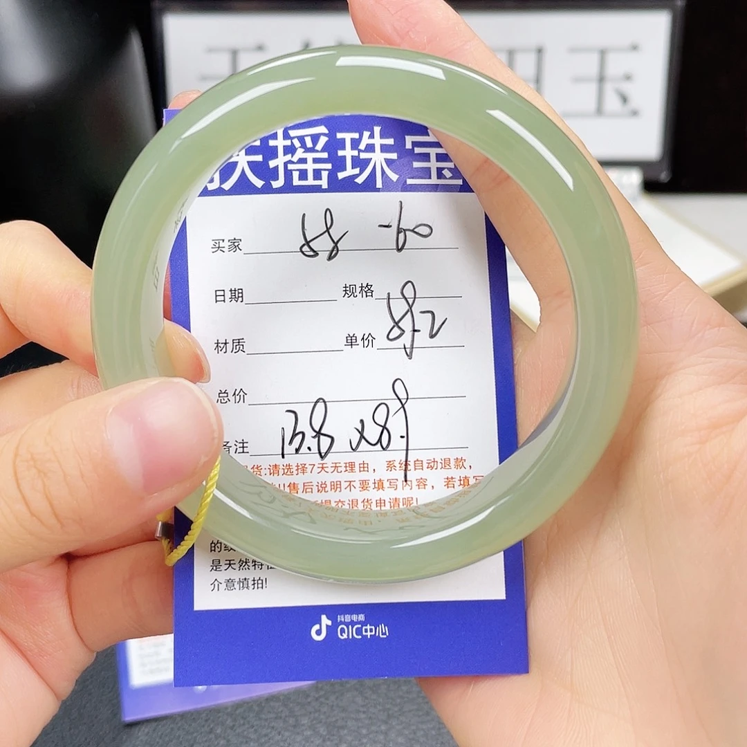 飞***梦和田玉手镯未镶嵌