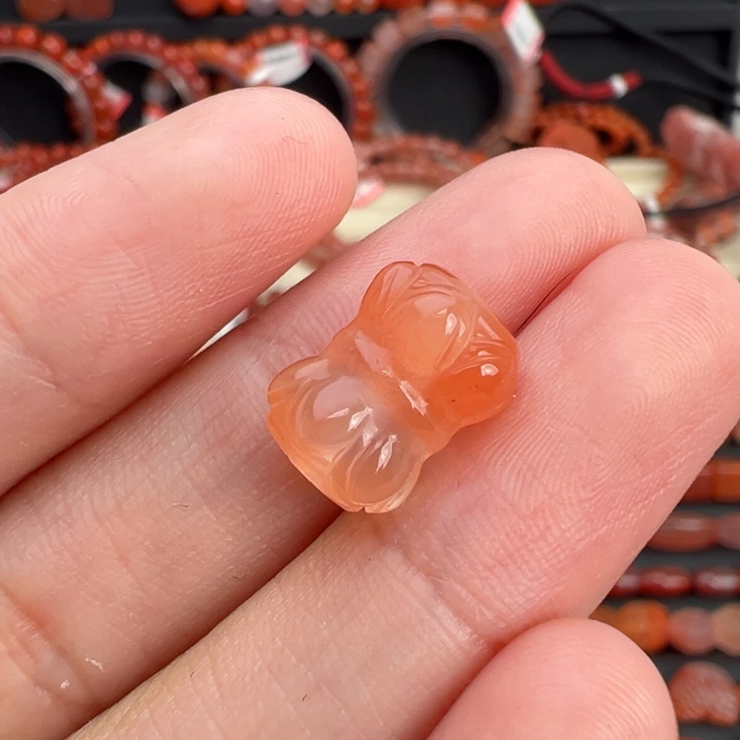 ****福南红玛瑙未镶嵌颈饰并蒂莲