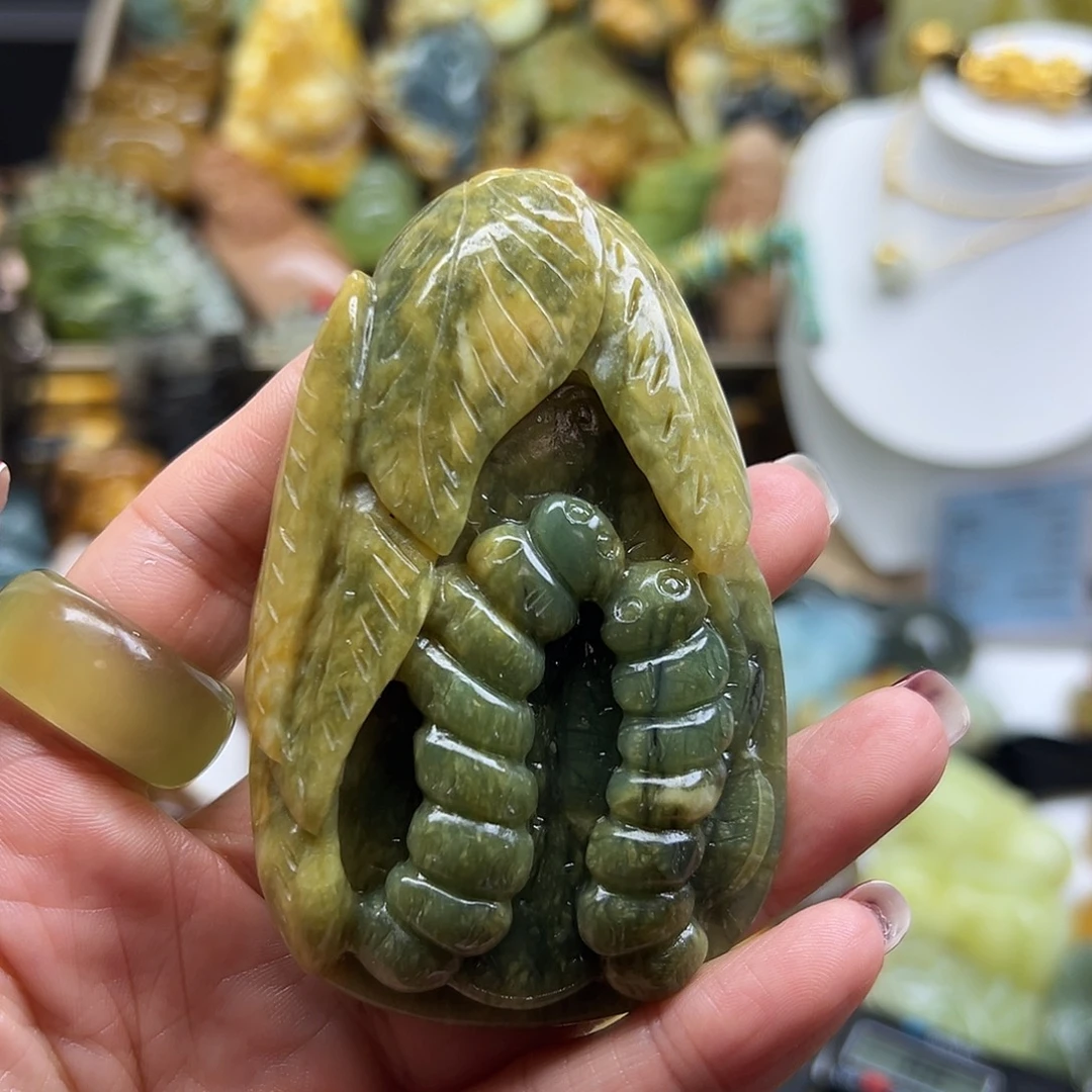 草***河岫玉未镶嵌颈饰花玉蚕手把