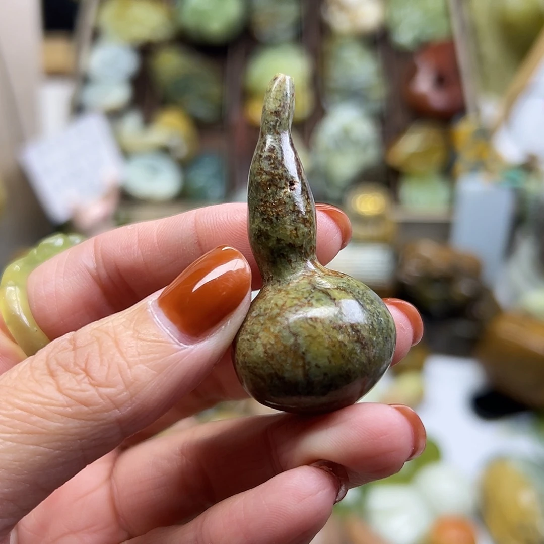 岫岩河磨玉（透闪石质玉）未镶嵌颈饰河磨玉葫芦有个坑