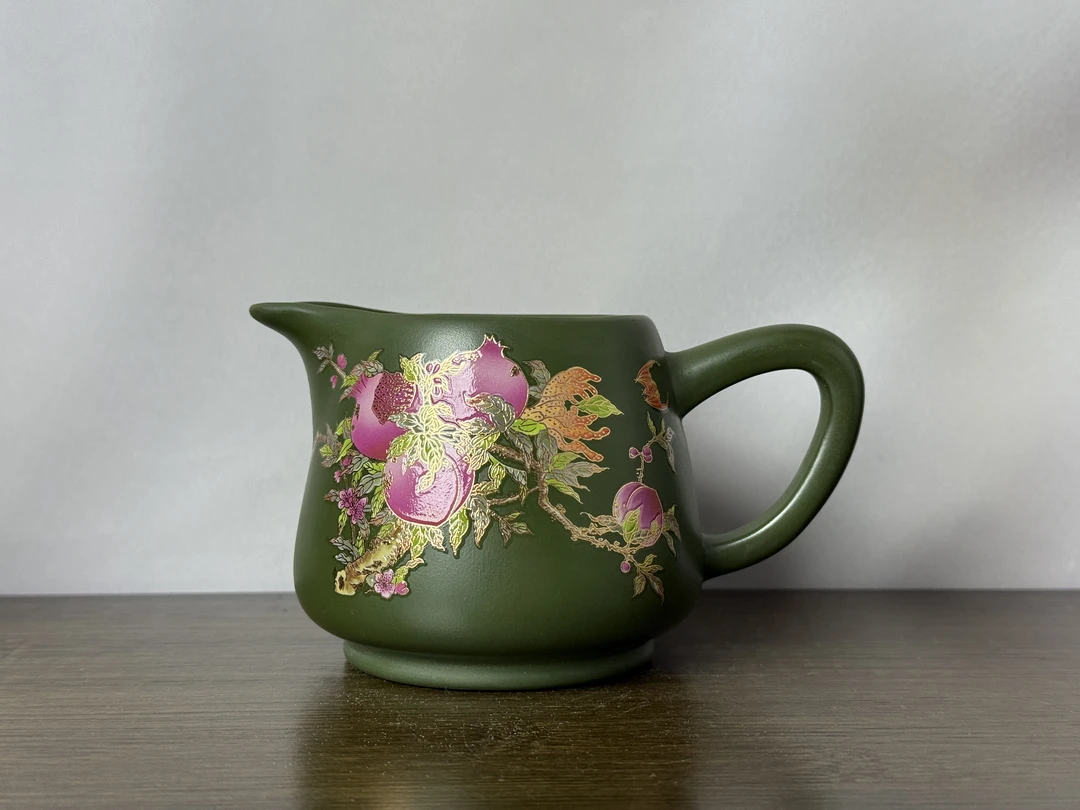 2282宜兴精美主人杯紫砂公道杯绿泥手绘茶漏绿色寿桃容量260毫升