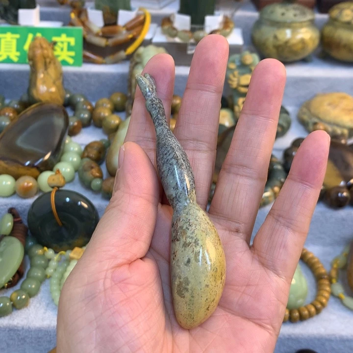 岫岩河磨玉（透闪石质玉）未镶嵌把件