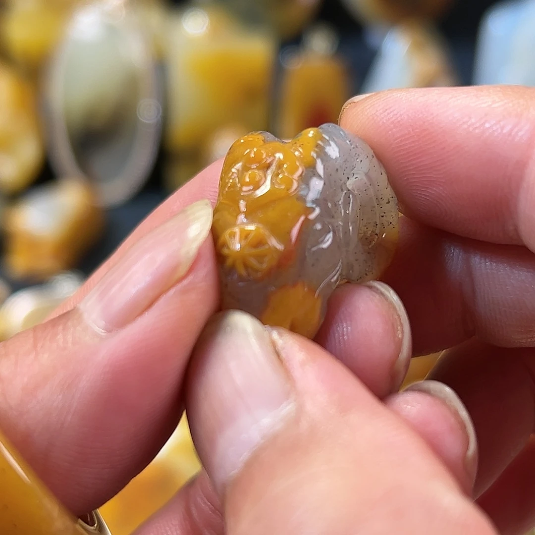 未镶嵌石英质玉（黄龙玉）颈饰
