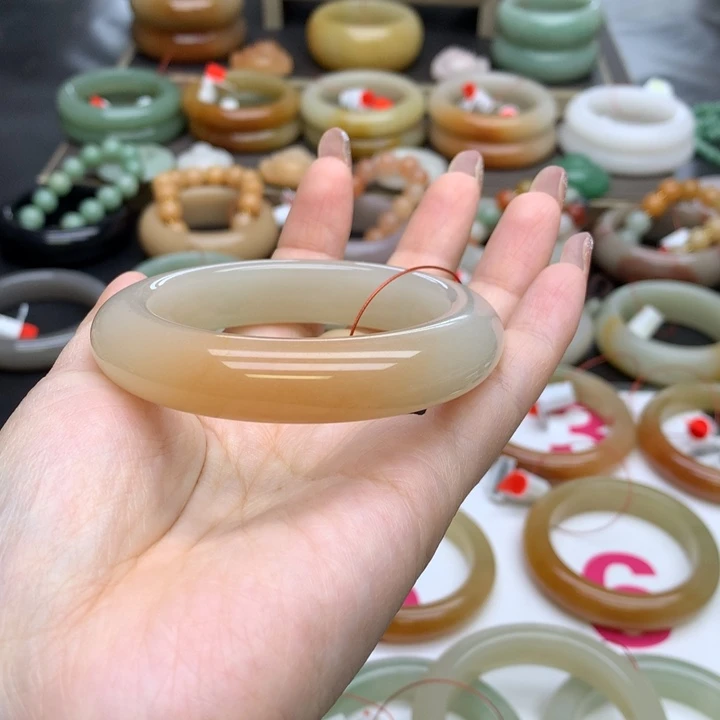 石英质玉手镯未镶嵌