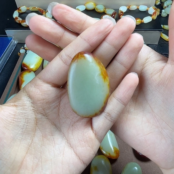 和田玉未镶嵌颈饰俗****独