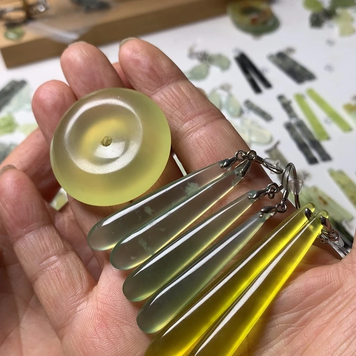 蛇纹石玉未镶嵌耳坠