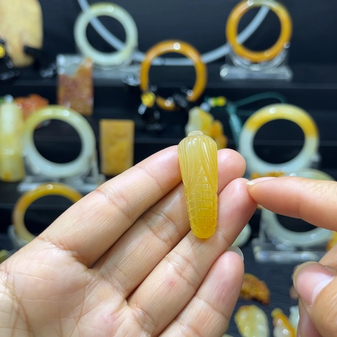 石英质玉（黄龙玉）未镶嵌颈饰