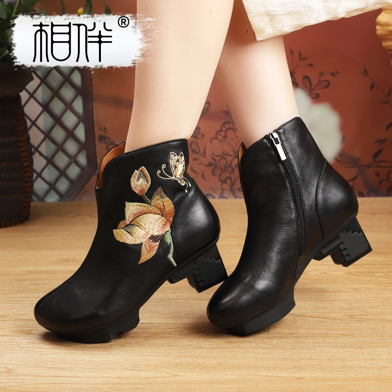 相伴真皮复古真皮牛皮国风刺绣女士短靴中老年秋冬妈妈鞋53292