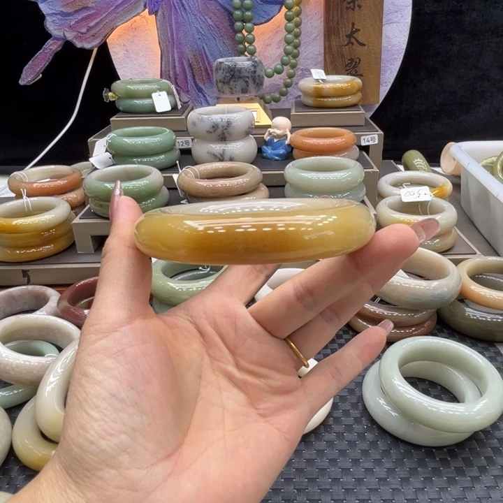 阳***成未镶嵌手镯石英质玉