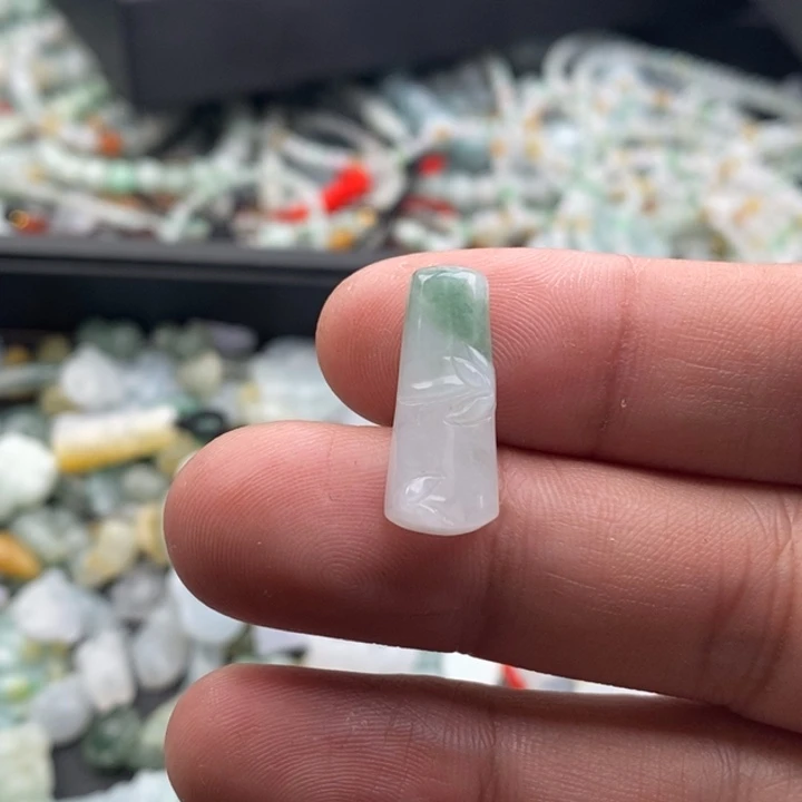 小***妹翡翠未镶嵌吊坠(不含链)