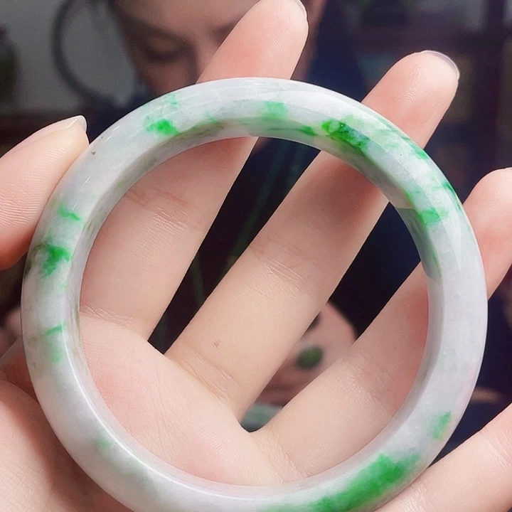 翡翠未镶嵌手镯多样性
