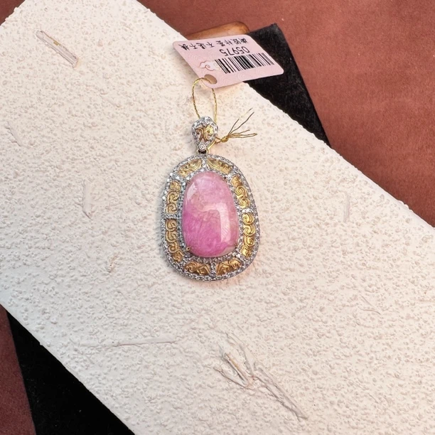 【推荐】18k金镶嵌蜜桃笔刷舒俱来吊坠/S05975