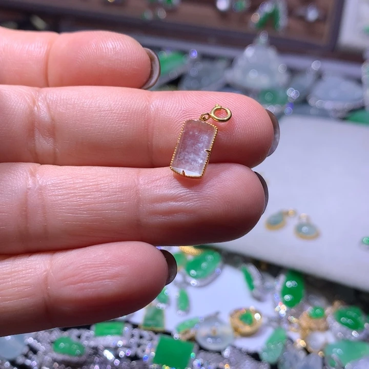 翡翠18K金镶嵌颈饰