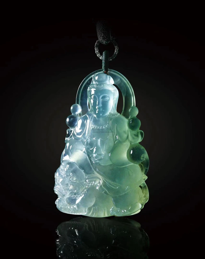 天然翡翠吊坠精美挂件