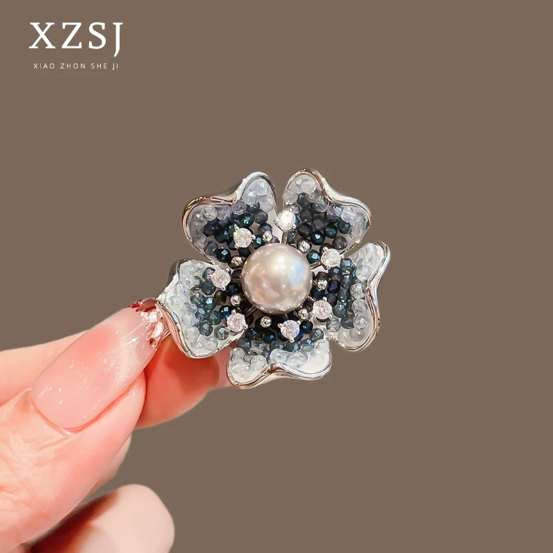 铜锆石胸针 手工镶嵌水晶立体山茶花别针新款轻奢时尚高档胸花女