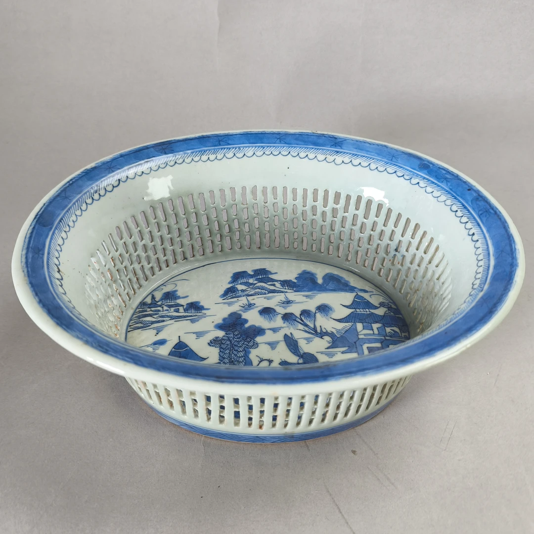 25070408清中期青花亭台楼阁山水纹镂空果篮 高10cm A03377