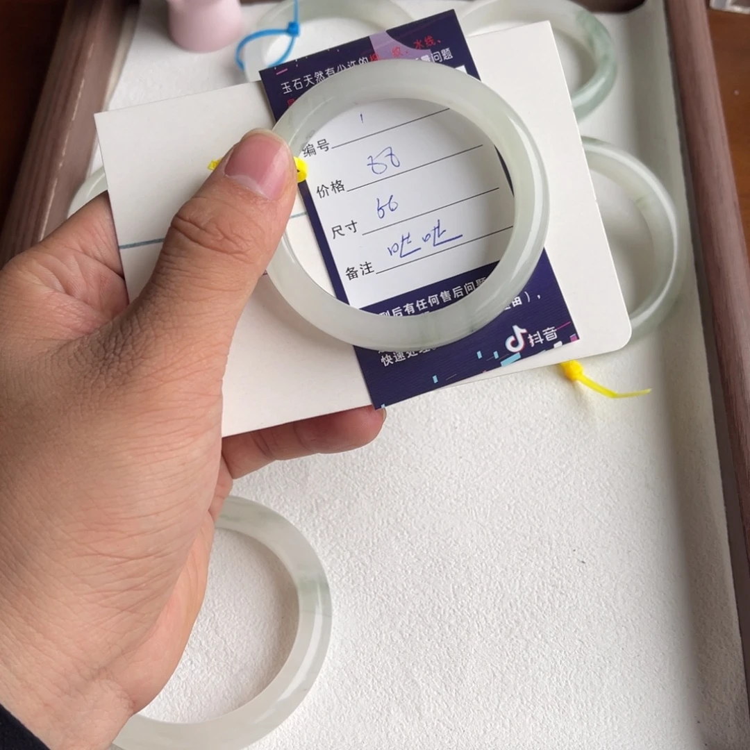 ****哒石英质玉未镶嵌手镯1.56