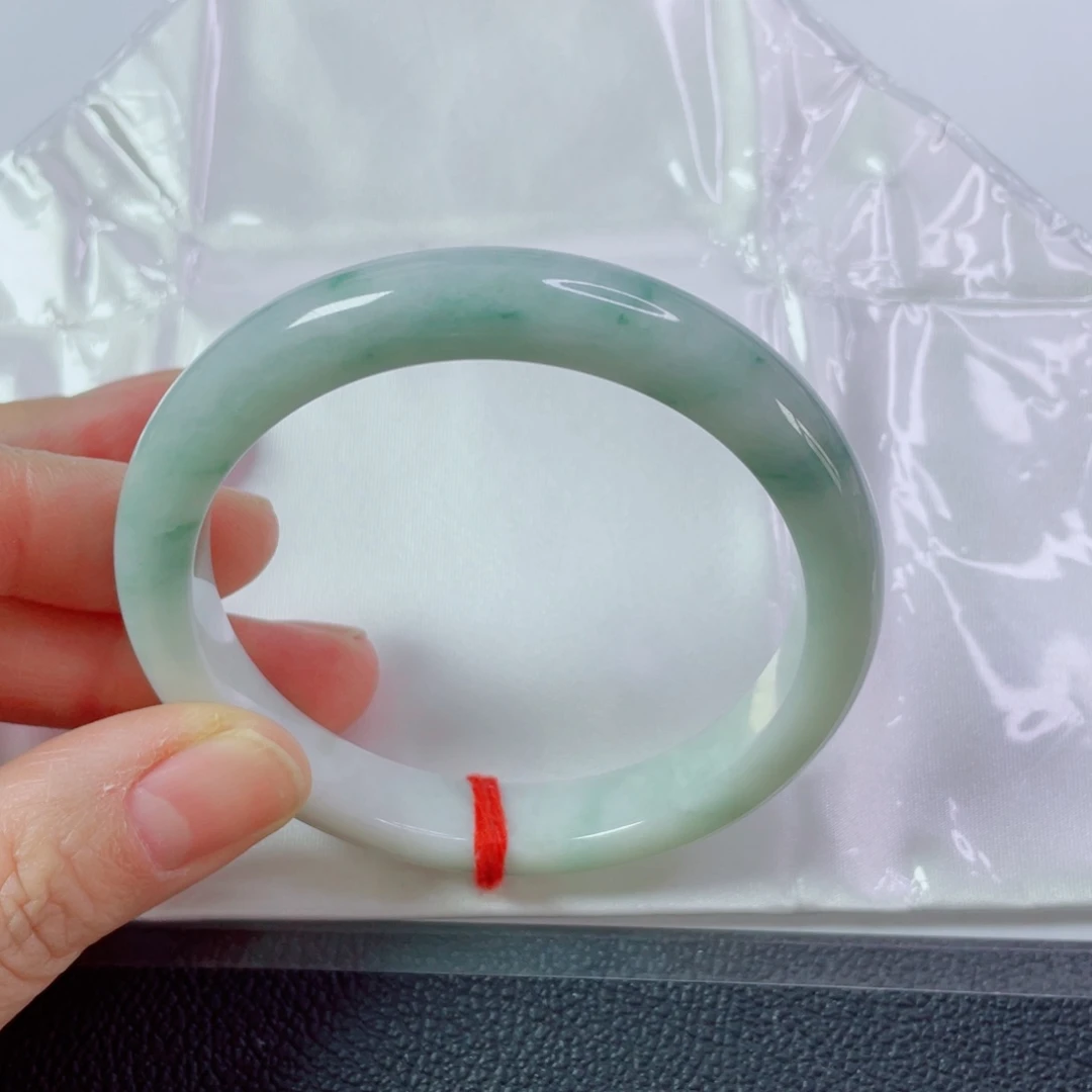 翡翠未镶嵌手镯圈口59:6宽10.5厚8.4