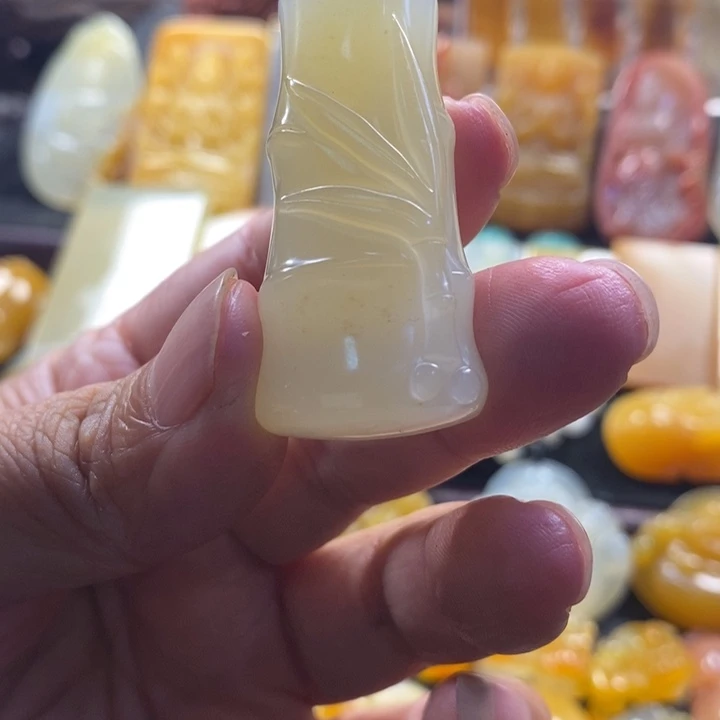 石英质玉（黄龙玉）未镶嵌颈饰