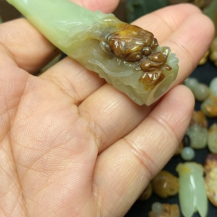 东***响岫岩河磨玉（透闪石质玉）未镶嵌颈饰