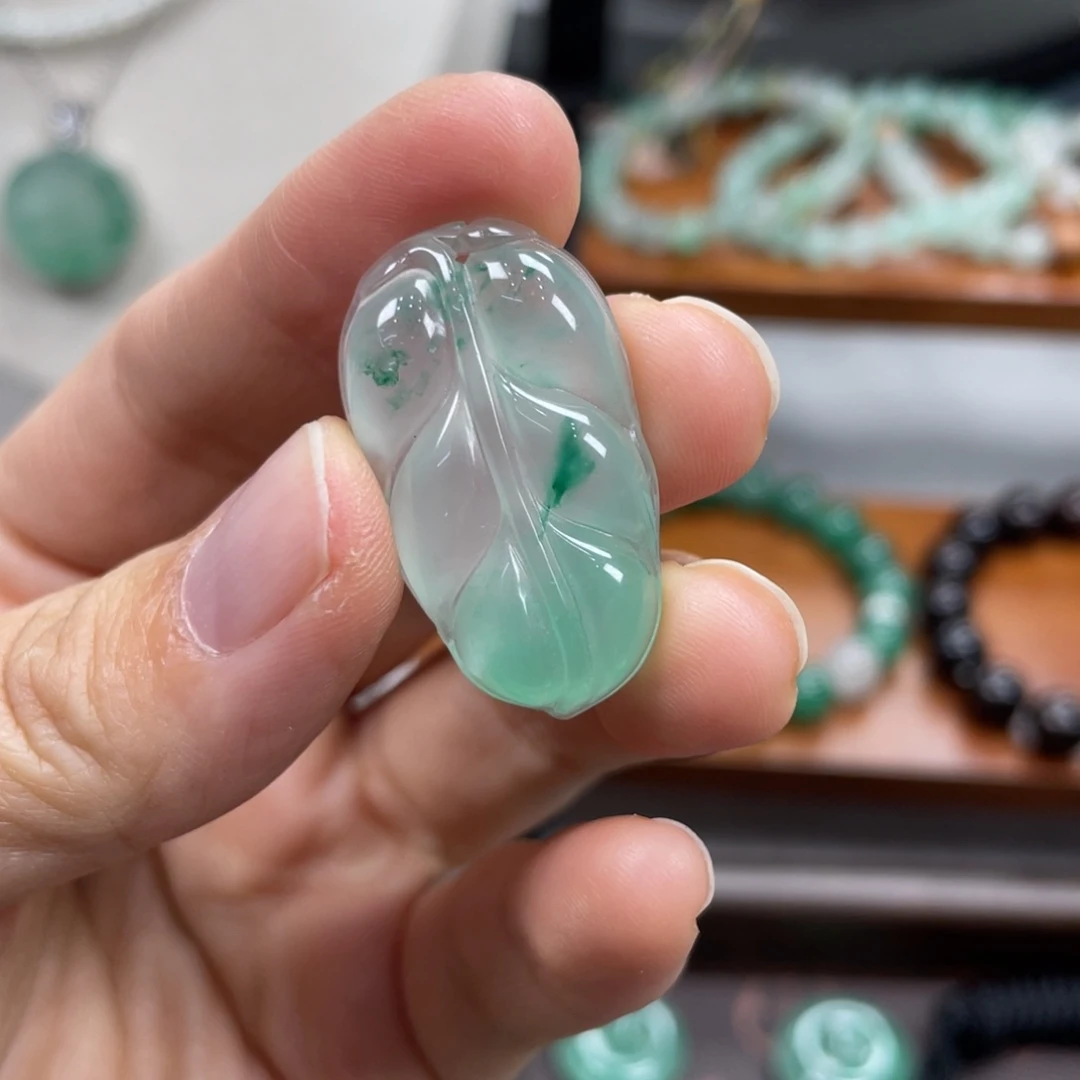 石英质玉（非洲翠）未镶嵌颈饰