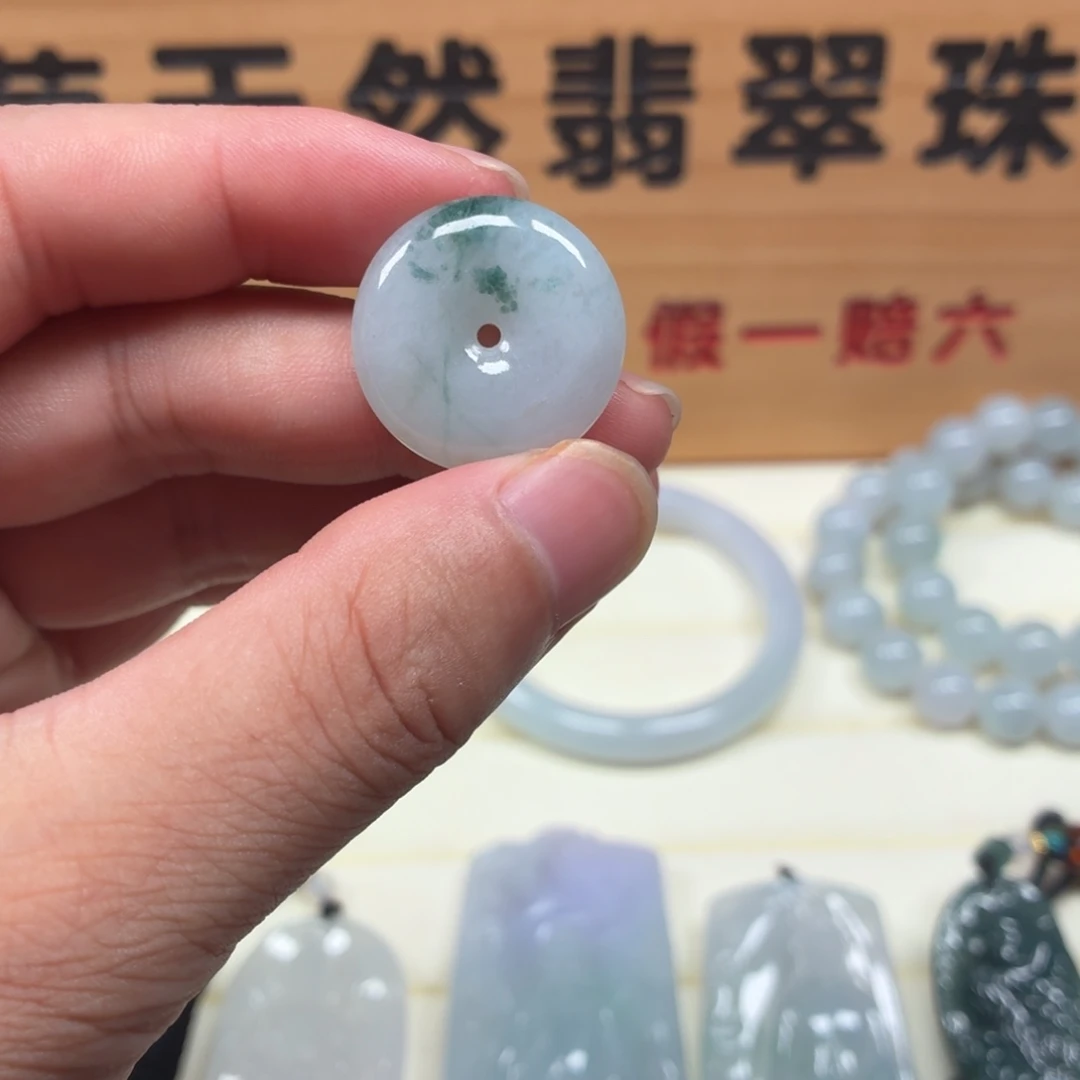 颈饰未镶嵌翡翠平安扣